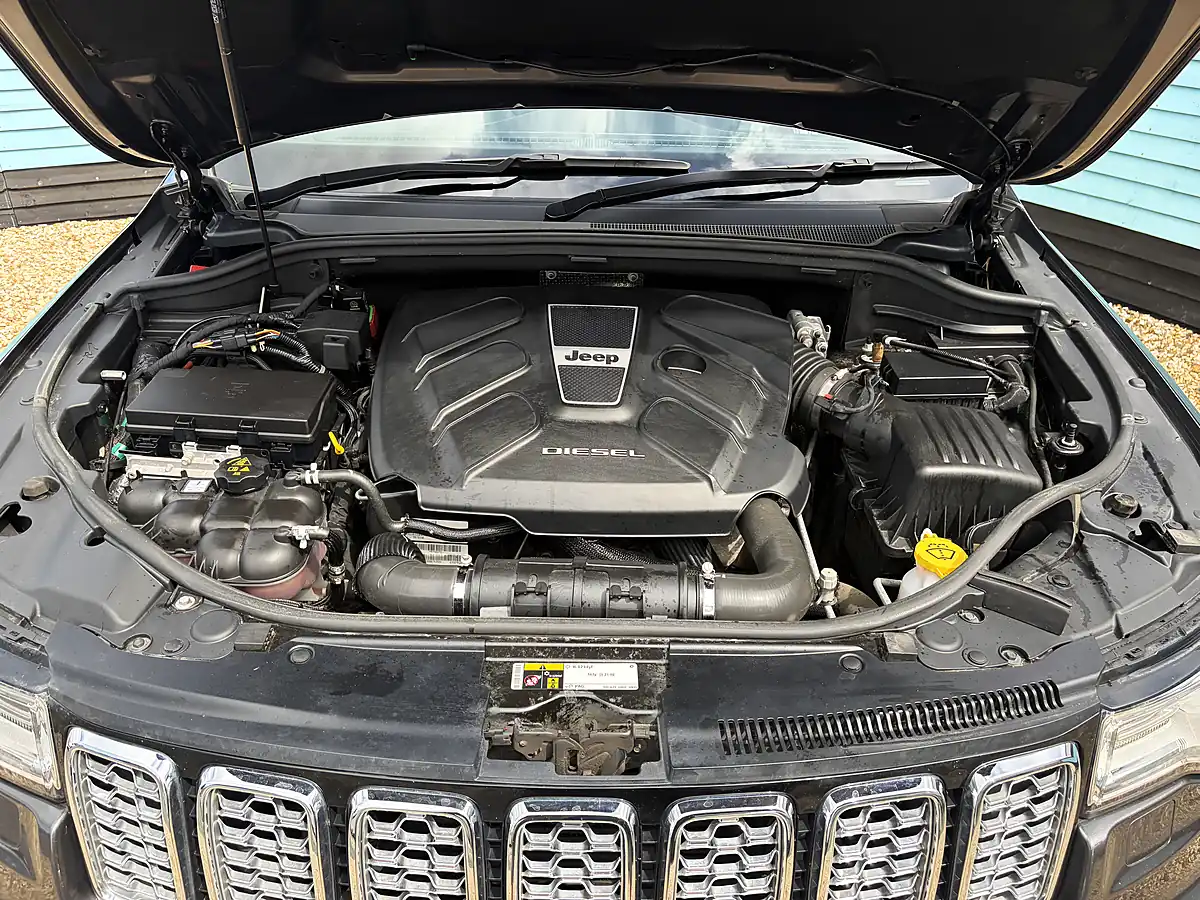 Used 2019 Jeep Grand Cherokee Overland Granite Grey - Interior and Exterior details 16