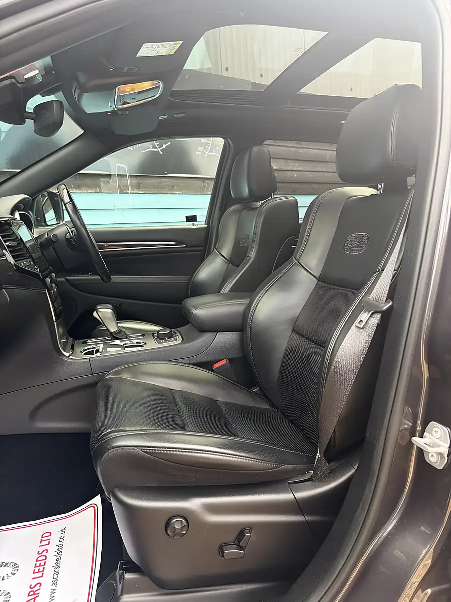 Used 2019 Jeep Grand Cherokee Overland Granite Grey - Interior and Exterior details 8