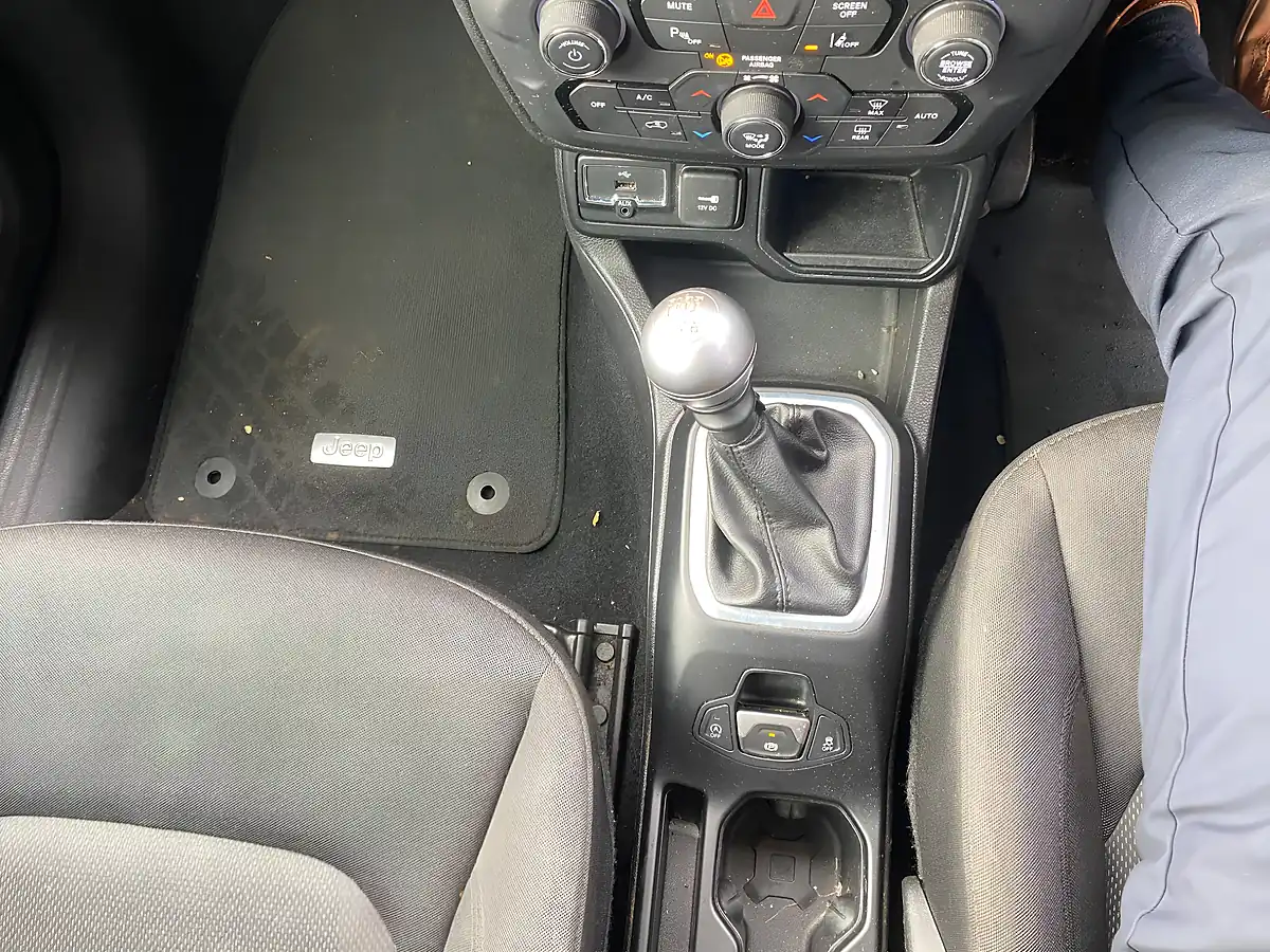 Used 2019 Jeep Renegade Longitude Black - Interior and Exterior details 9