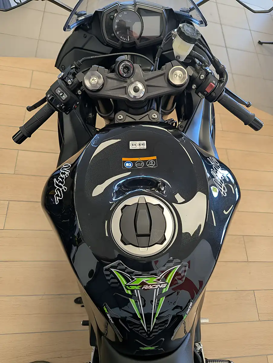 Used 2019 Kawasaki Ninja ZX-6R Black - Interior and Exterior details 14