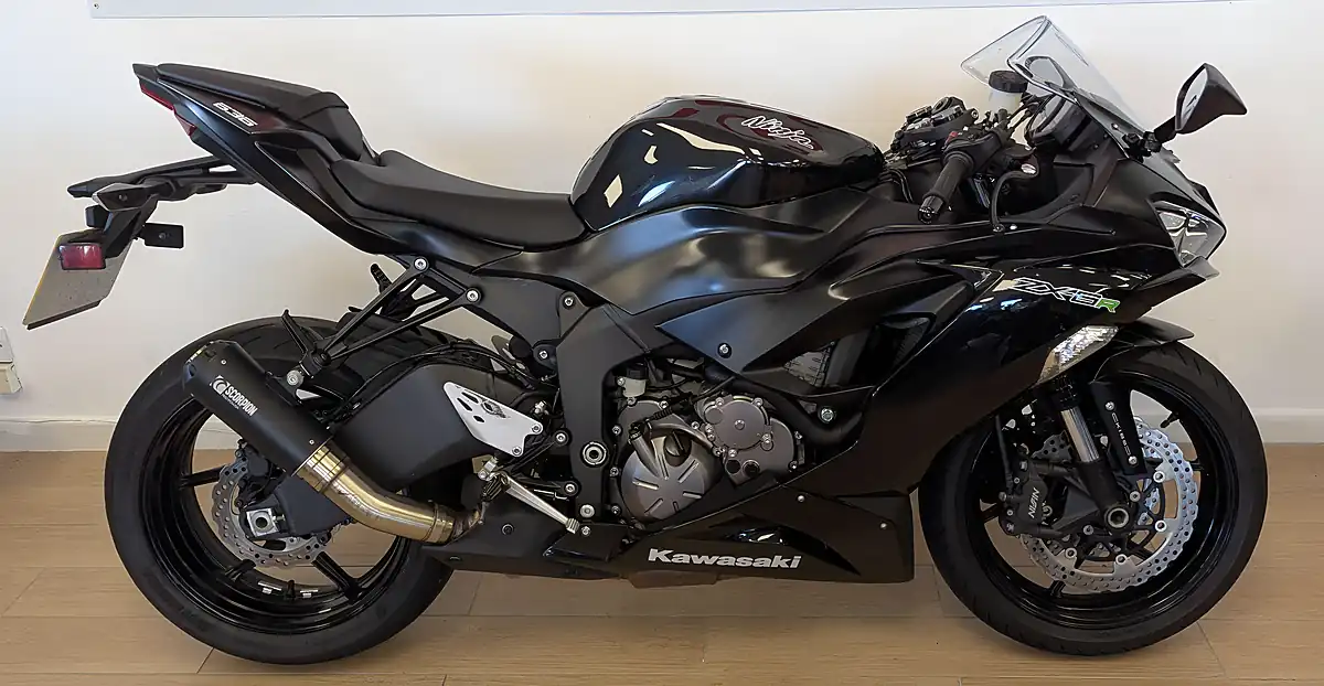 Used 2019 Kawasaki Ninja ZX-6R Black - Interior and Exterior details 5