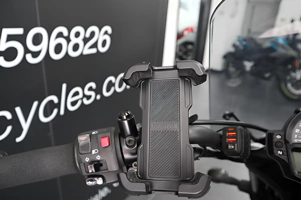 Used 2019 Kawasaki Vulcan S Green - Interior and Exterior details 11