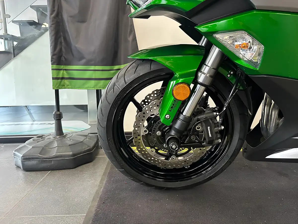 Used 2019 Kawasaki Z1000SX Tourer Green - Interior and Exterior details 14