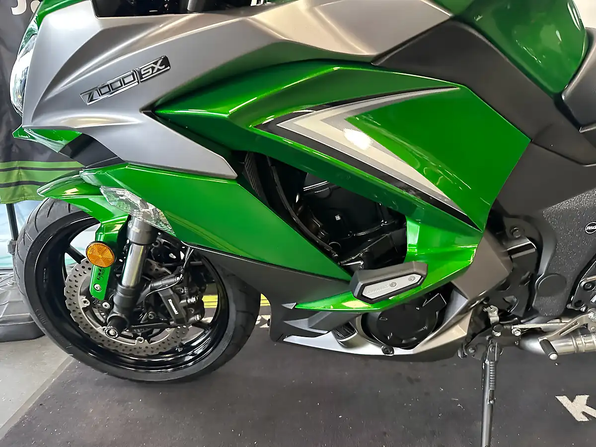 Used 2019 Kawasaki Z1000SX Tourer Green - Interior and Exterior details 16
