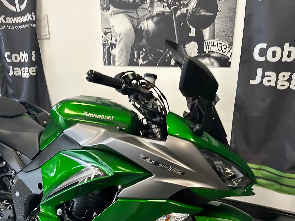 Used 2019 Kawasaki Z1000SX Tourer Green - Interior and Exterior details 7