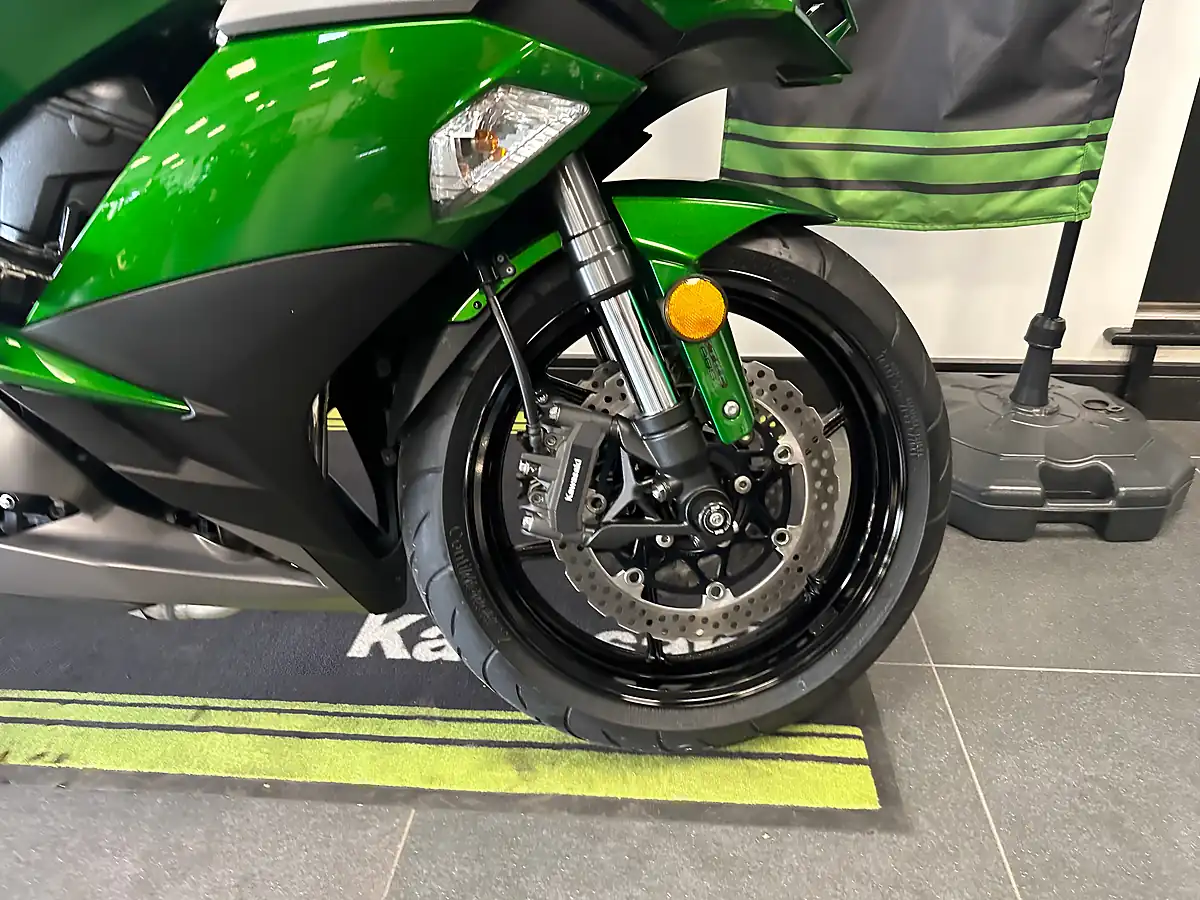 Used 2019 Kawasaki Z1000SX Tourer Green - Interior and Exterior details 8