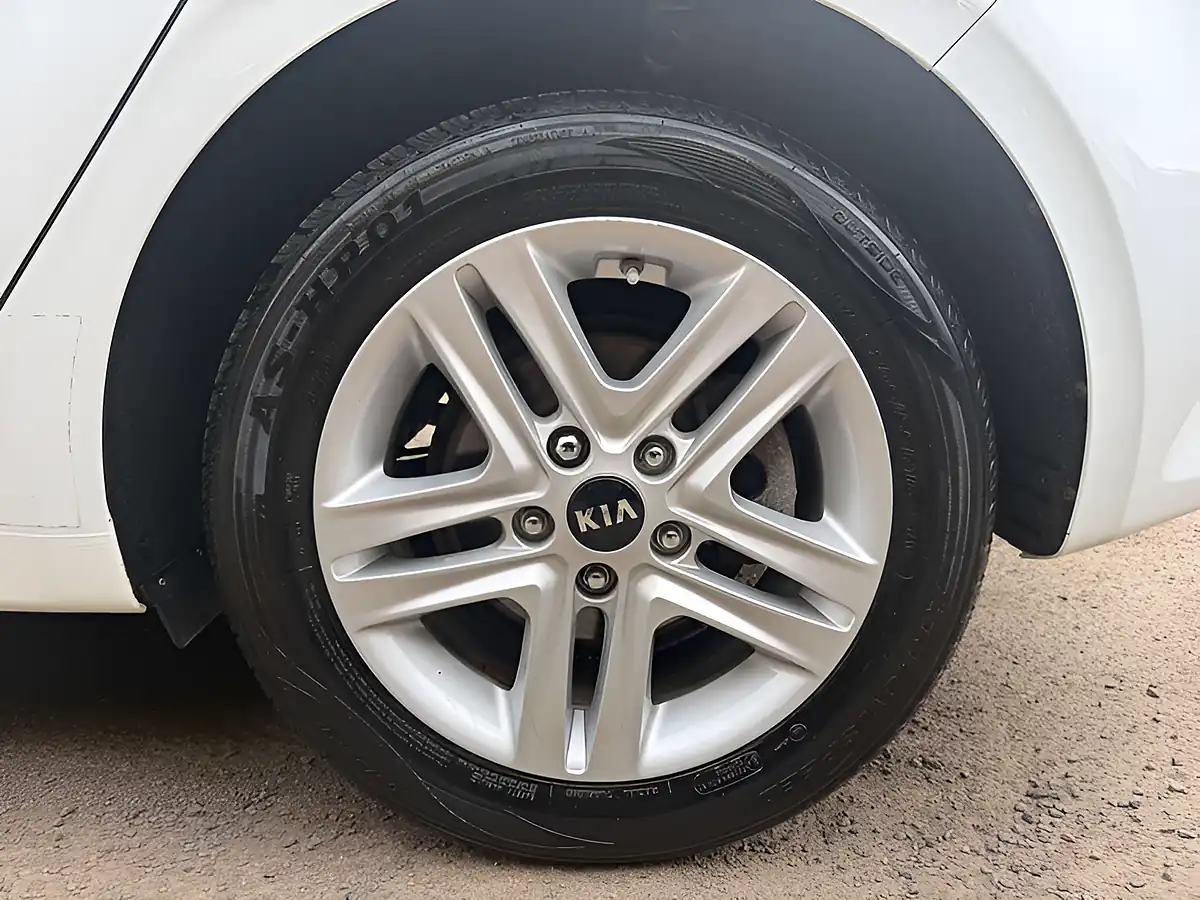 Used 2019 Kia Ceed 2 White - Interior and Exterior details 11