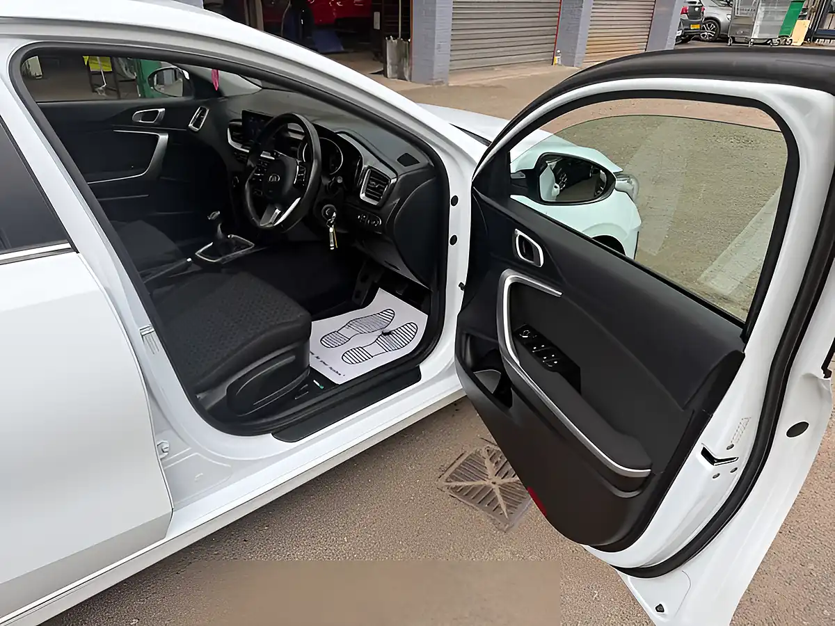 Used 2019 Kia Ceed 2 White - Interior and Exterior details 13