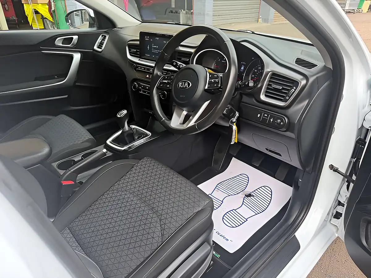 Used 2019 Kia Ceed 2 White - Interior and Exterior details 14
