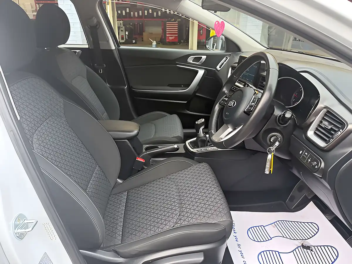 Used 2019 Kia Ceed 2 White - Interior and Exterior details 15