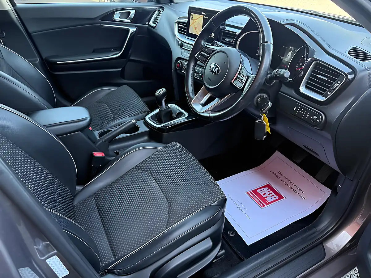 Used 2019 Kia Ceed 3 Brown - Interior and Exterior details 8