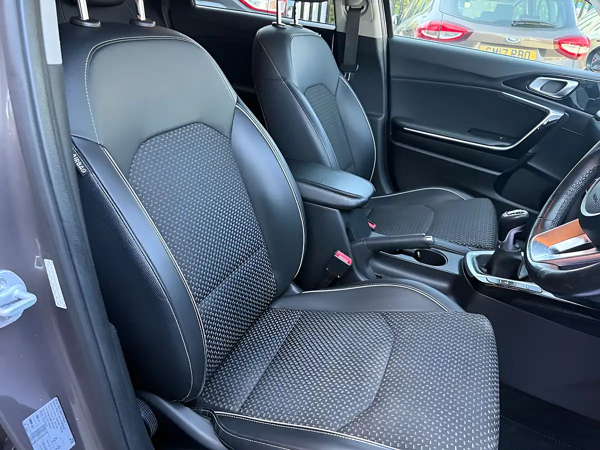 Used 2019 Kia Ceed 3 Brown - Interior and Exterior details 9
