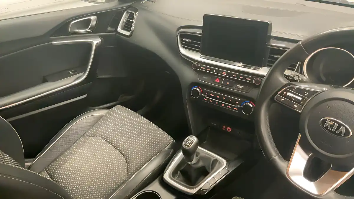 Used 2019 Kia Ceed 3 White - Interior and Exterior details 10