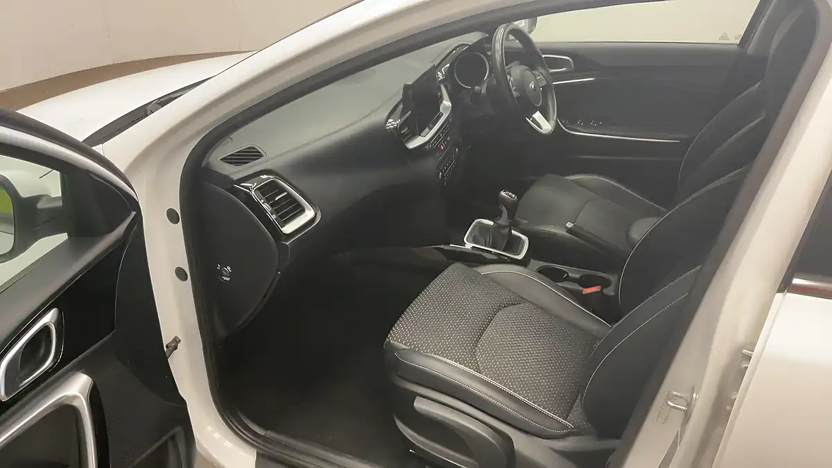 Used 2019 Kia Ceed 3 White - Interior and Exterior details 13