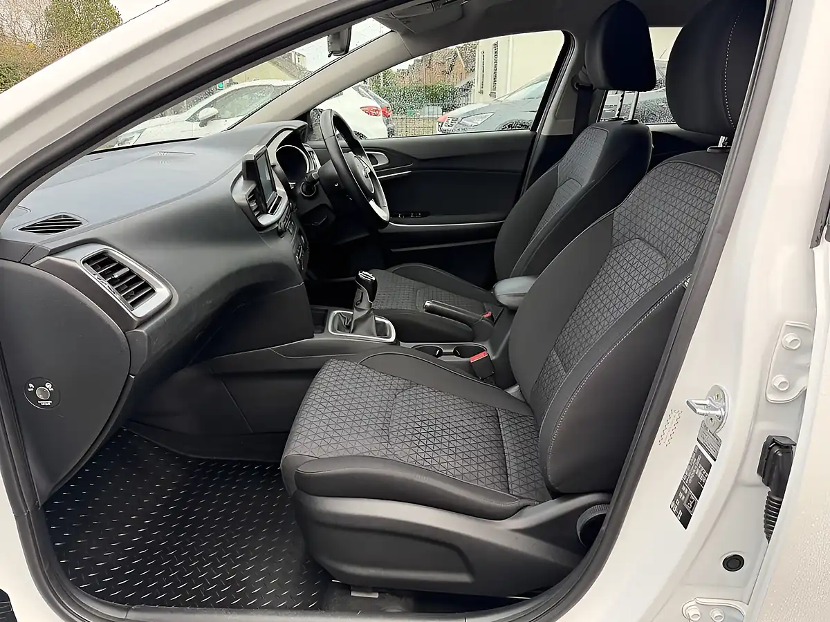 Used 2019 Kia Ceed Eco 2 White - Interior and Exterior details 19