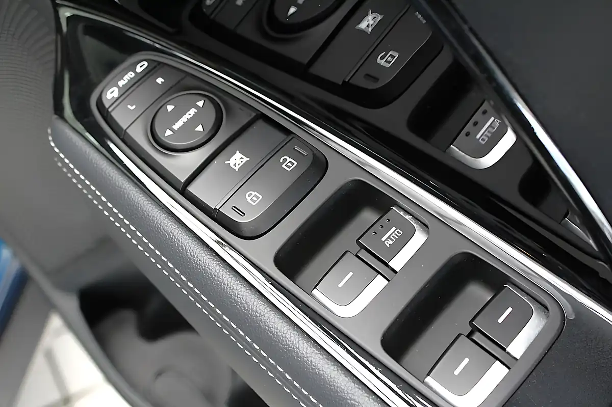 Used 2019 Kia Niro 2 Ocean Blue - Interior and Exterior details 20