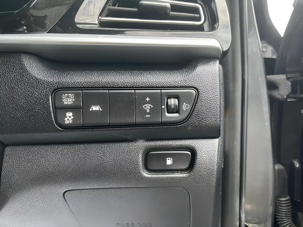 Used 2019 Kia Niro 3 Grey - Interior and Exterior details 16