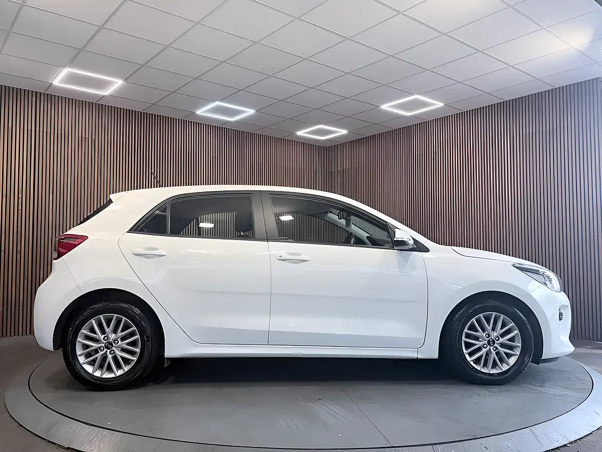 Used 2019 Kia Rio 2 White - Interior and Exterior details 8