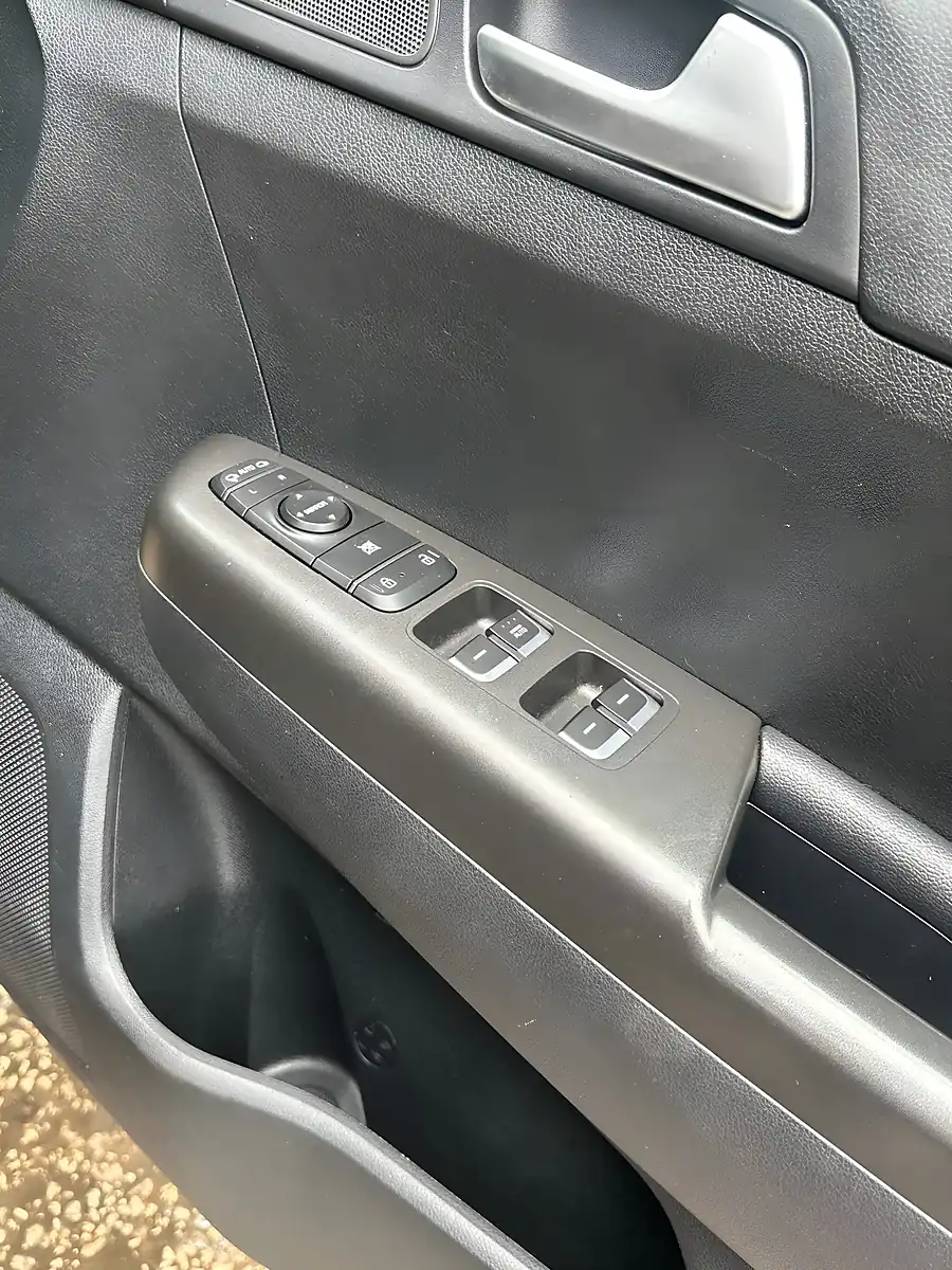 Used 2019 Kia Sportage 2 Black - Interior and Exterior details 16