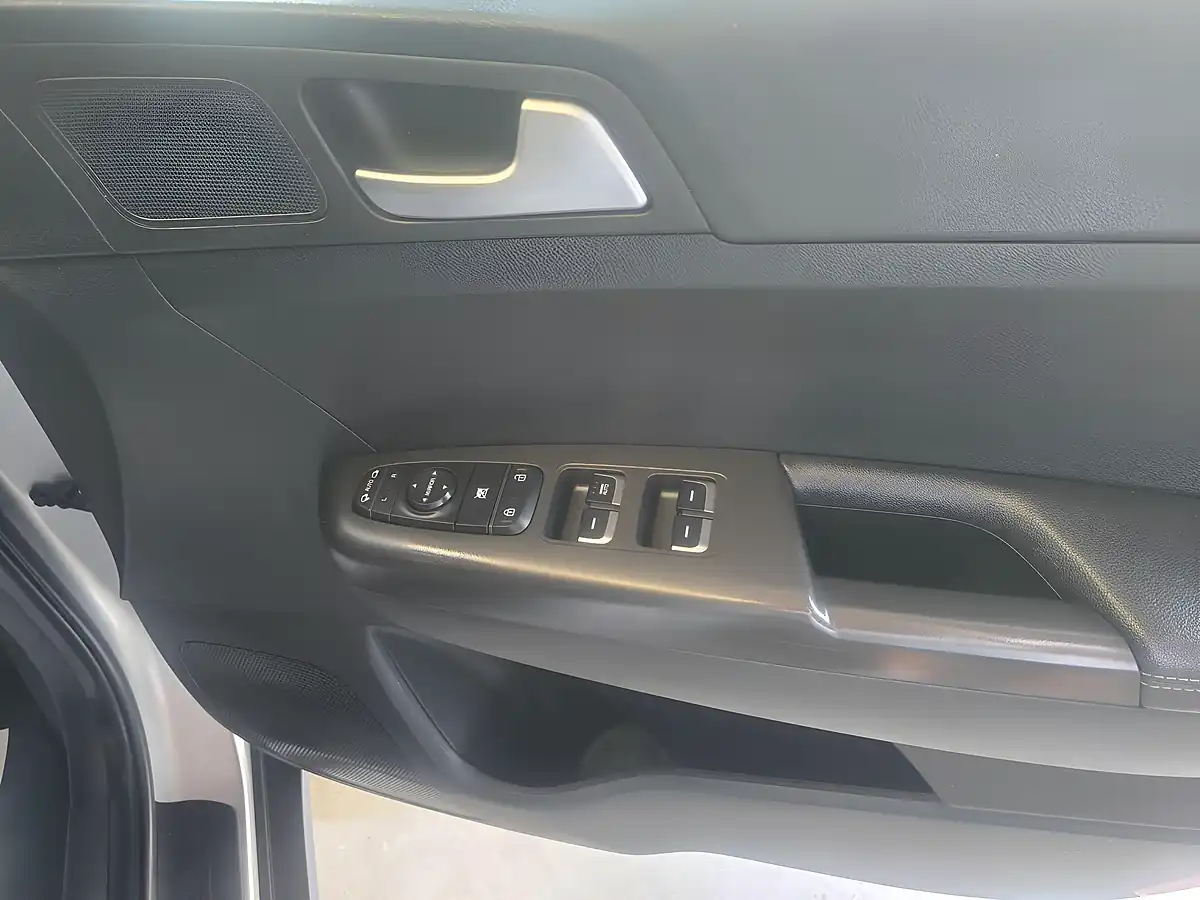 Used 2019 Kia Sportage 2 Silver - Interior and Exterior details 17