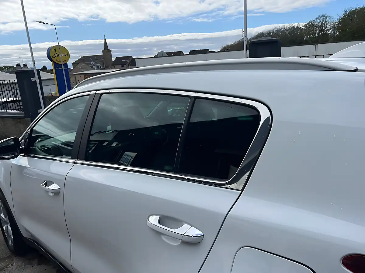 Used 2019 Kia Sportage 2 White - Interior and Exterior details 12