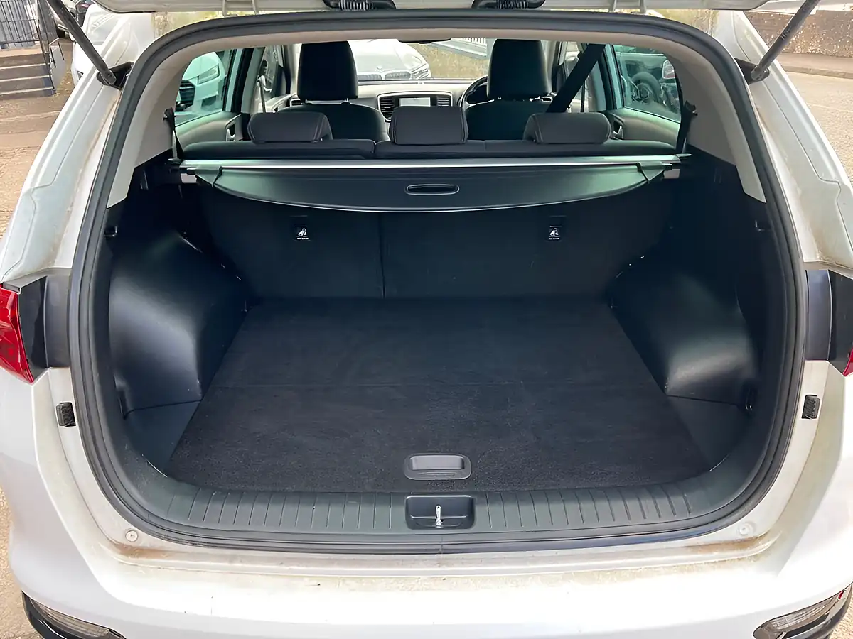 Used 2019 Kia Sportage 2 White - Interior and Exterior details 13