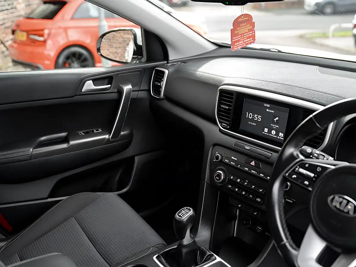 Used 2019 Kia Sportage 2 White - Interior and Exterior details 10