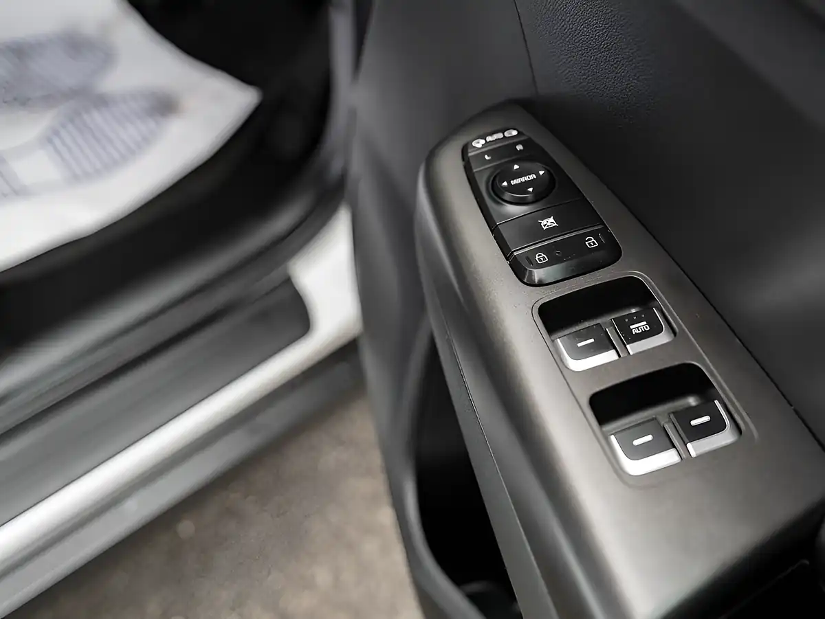 Used 2019 Kia Sportage 2 White - Interior and Exterior details 14