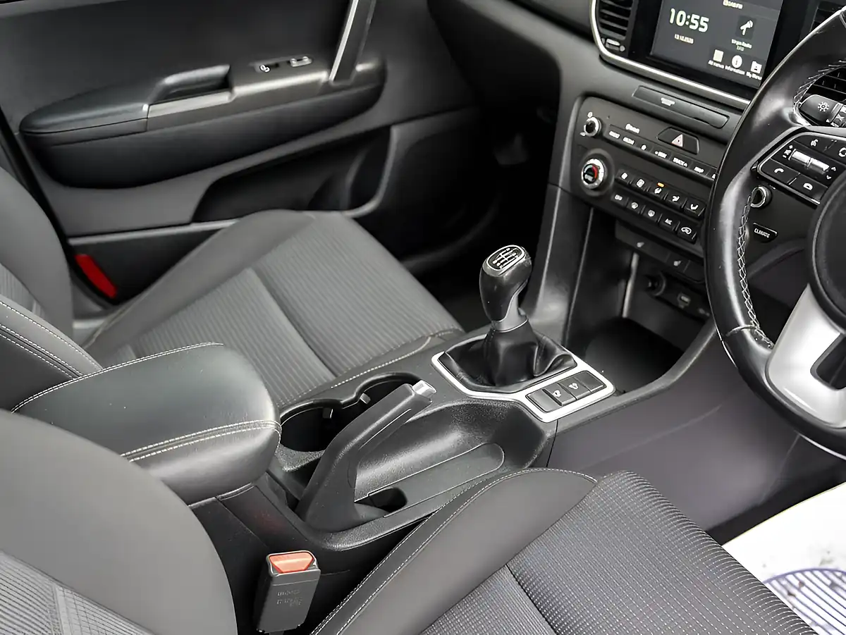 Used 2019 Kia Sportage 2 White - Interior and Exterior details 6