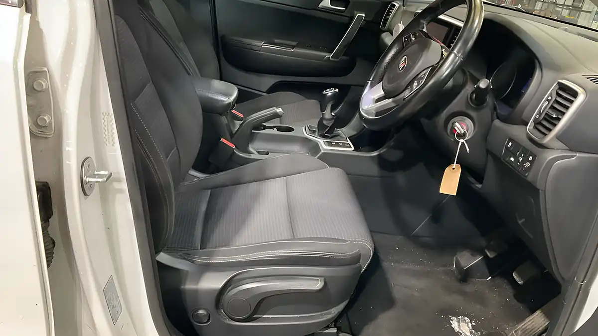 Used 2019 Kia Sportage 2 White - Interior and Exterior details 10