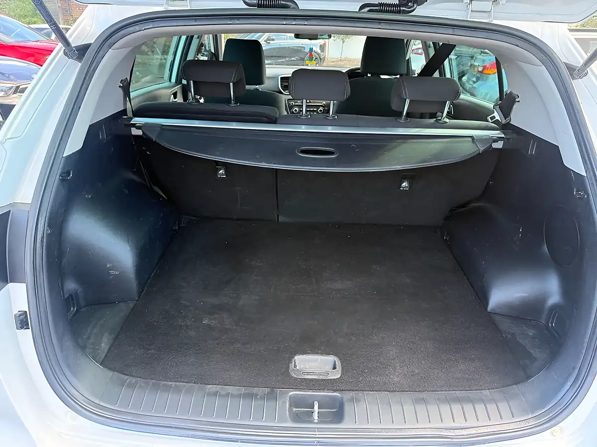 Used 2019 Kia Sportage 2 White - Interior and Exterior details 10