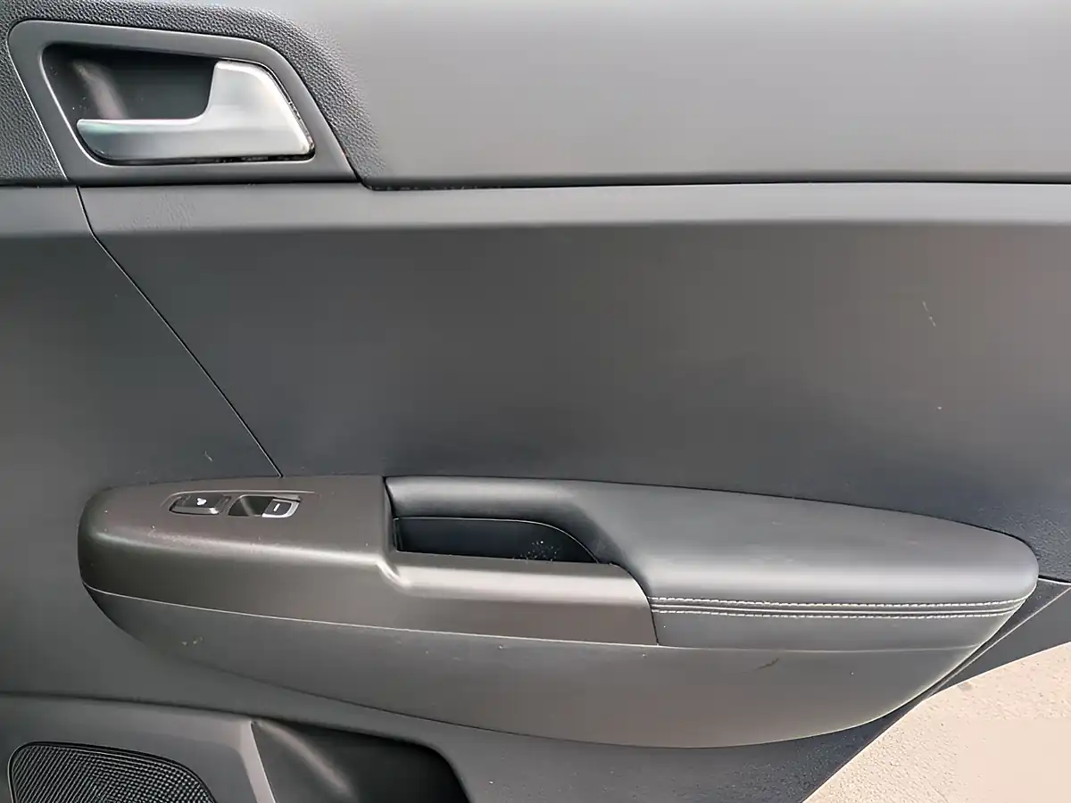 Used 2019 Kia Sportage 2 White - Interior and Exterior details 12