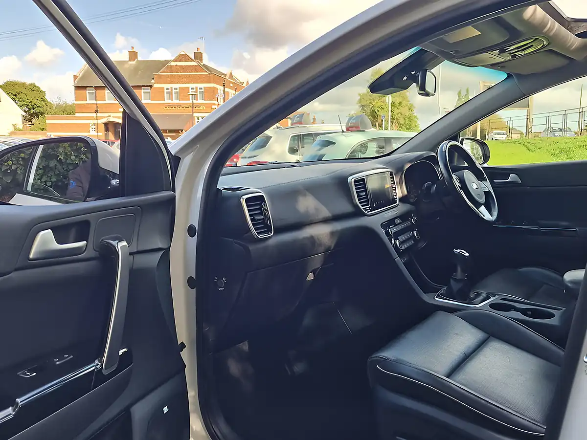 Used 2019 Kia Sportage 4 White - Interior and Exterior details 19