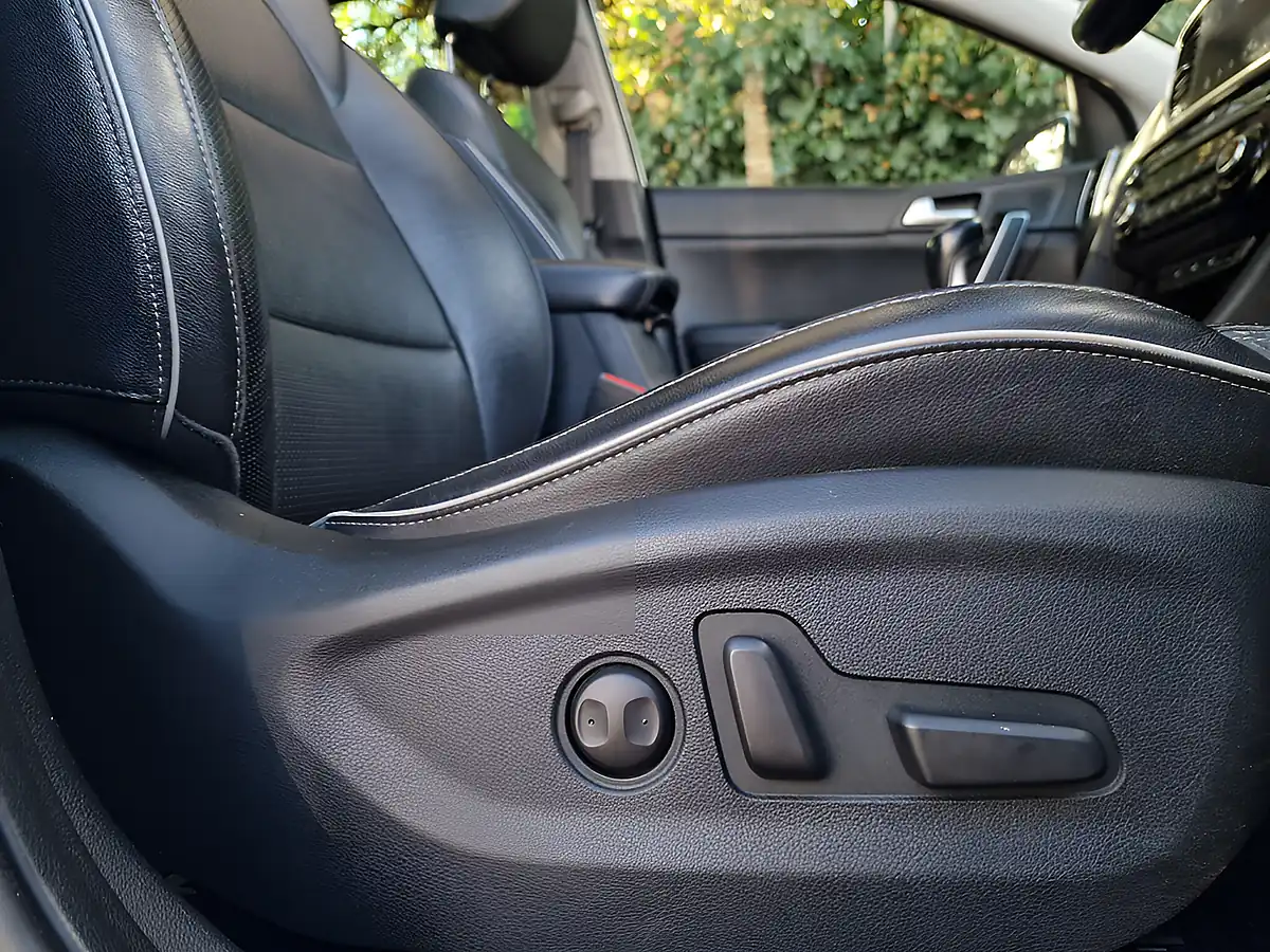 Used 2019 Kia Sportage 4 White - Interior and Exterior details 10