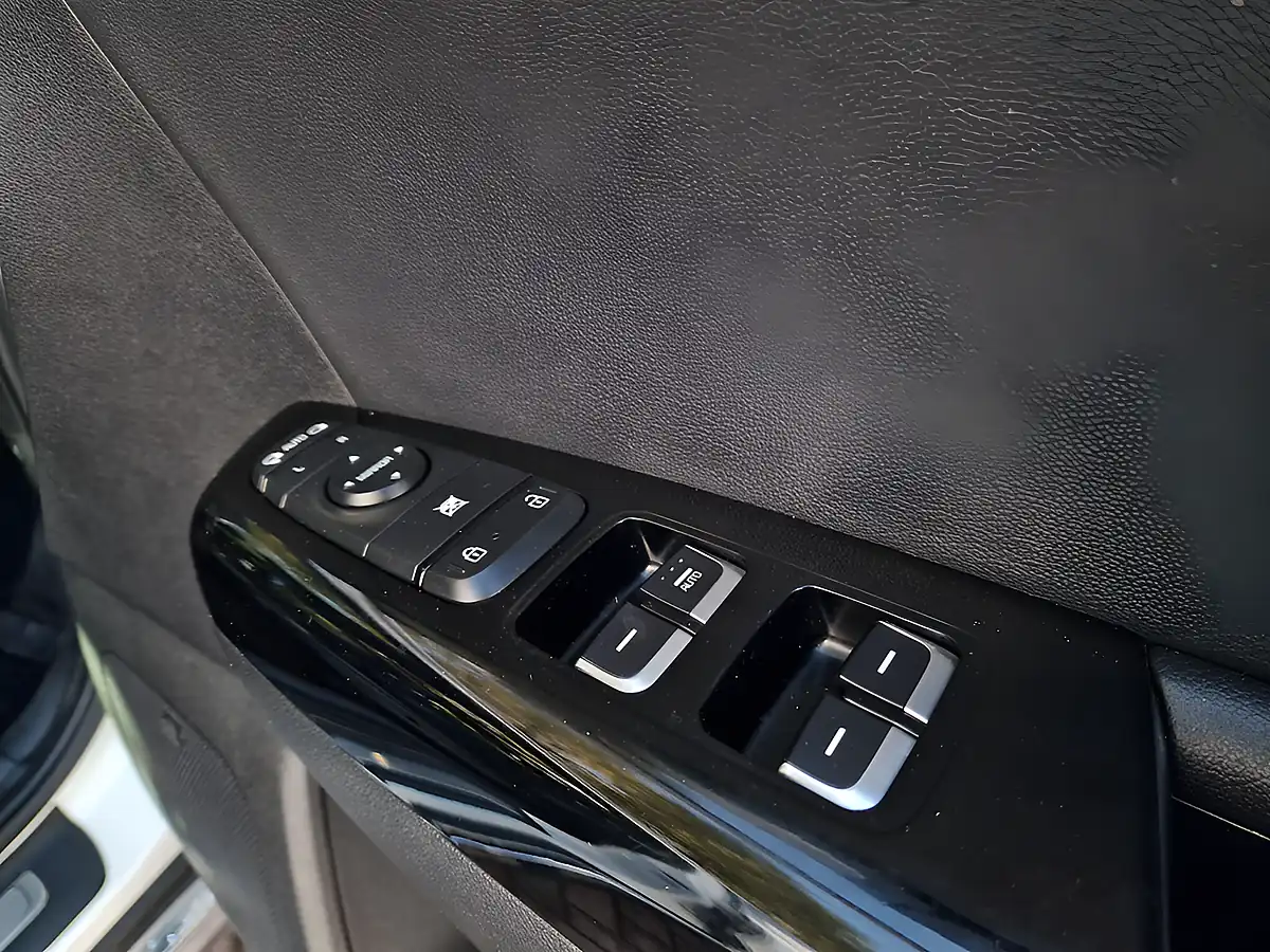 Used 2019 Kia Sportage 4 White - Interior and Exterior details 12