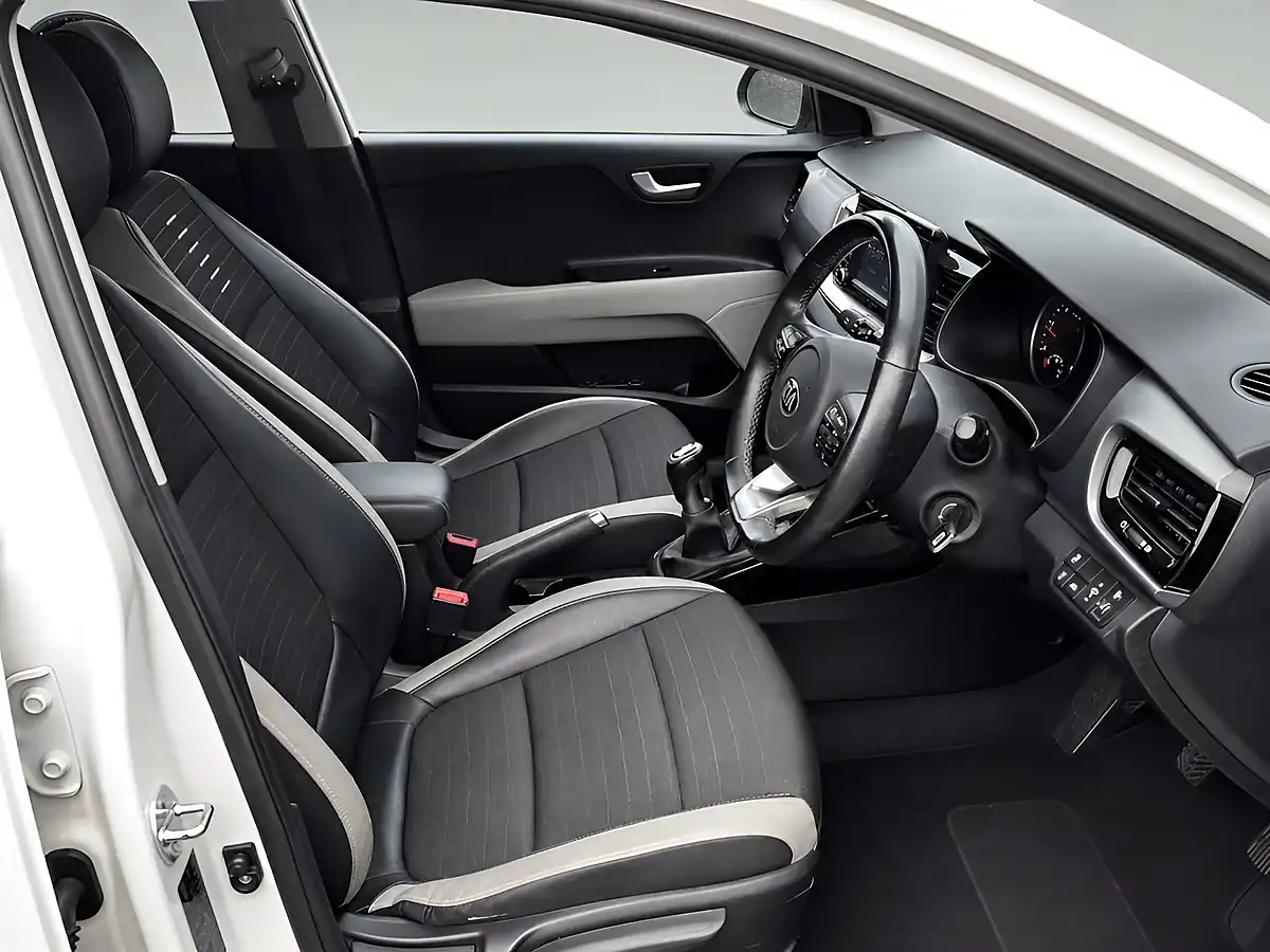 Used 2019 Kia Stonic 3 White - Interior and Exterior details 2