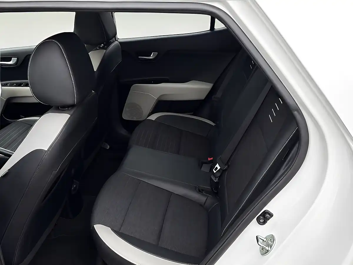 Used 2019 Kia Stonic 3 White - Interior and Exterior details 8