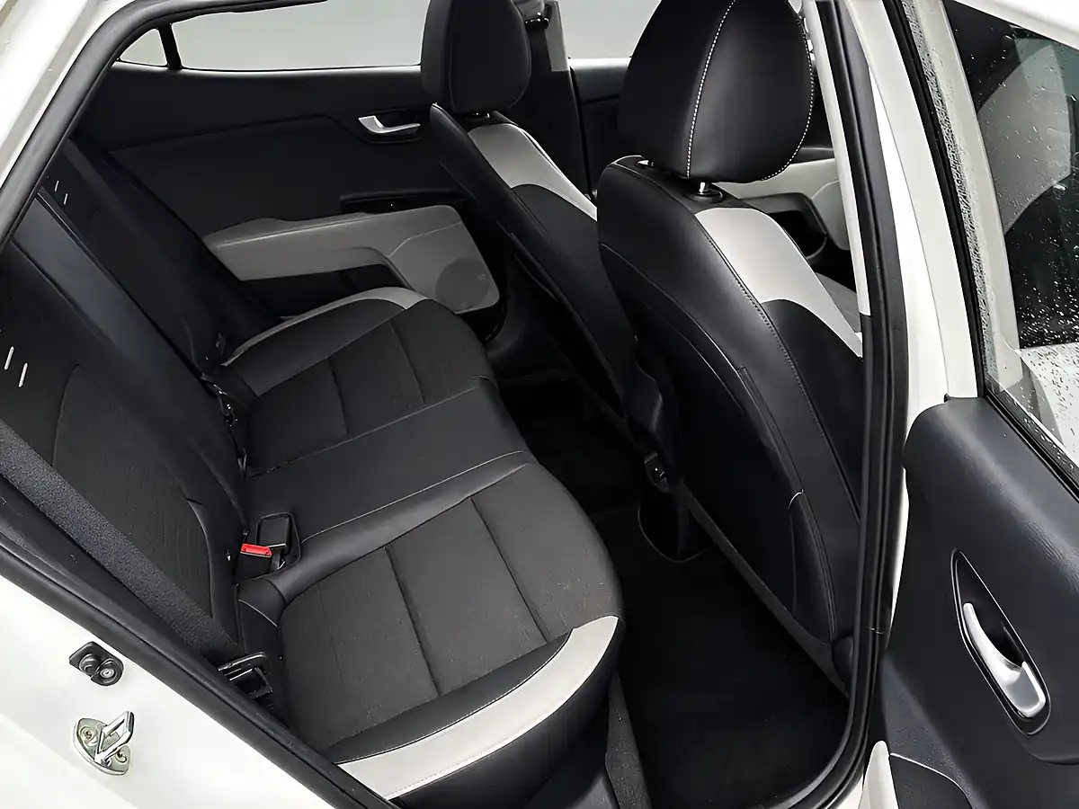 Used 2019 Kia Stonic 3 White - Interior and Exterior details 9
