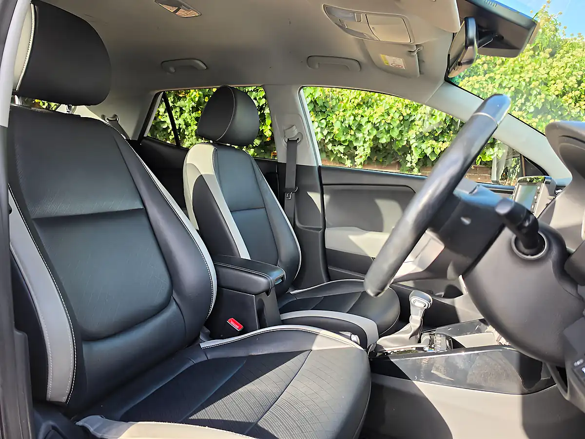 Used 2019 Kia Stonic White - Interior and Exterior details 11