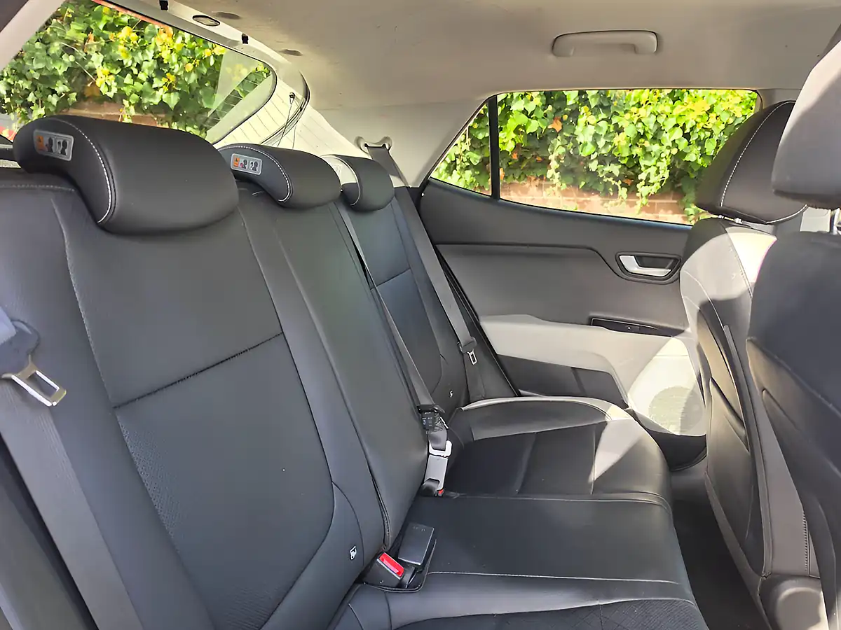 Used 2019 Kia Stonic White - Interior and Exterior details 12