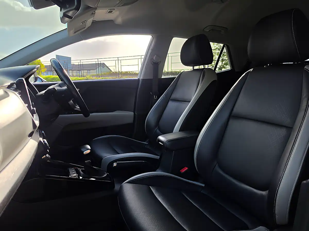 Used 2019 Kia Stonic White - Interior and Exterior details 13