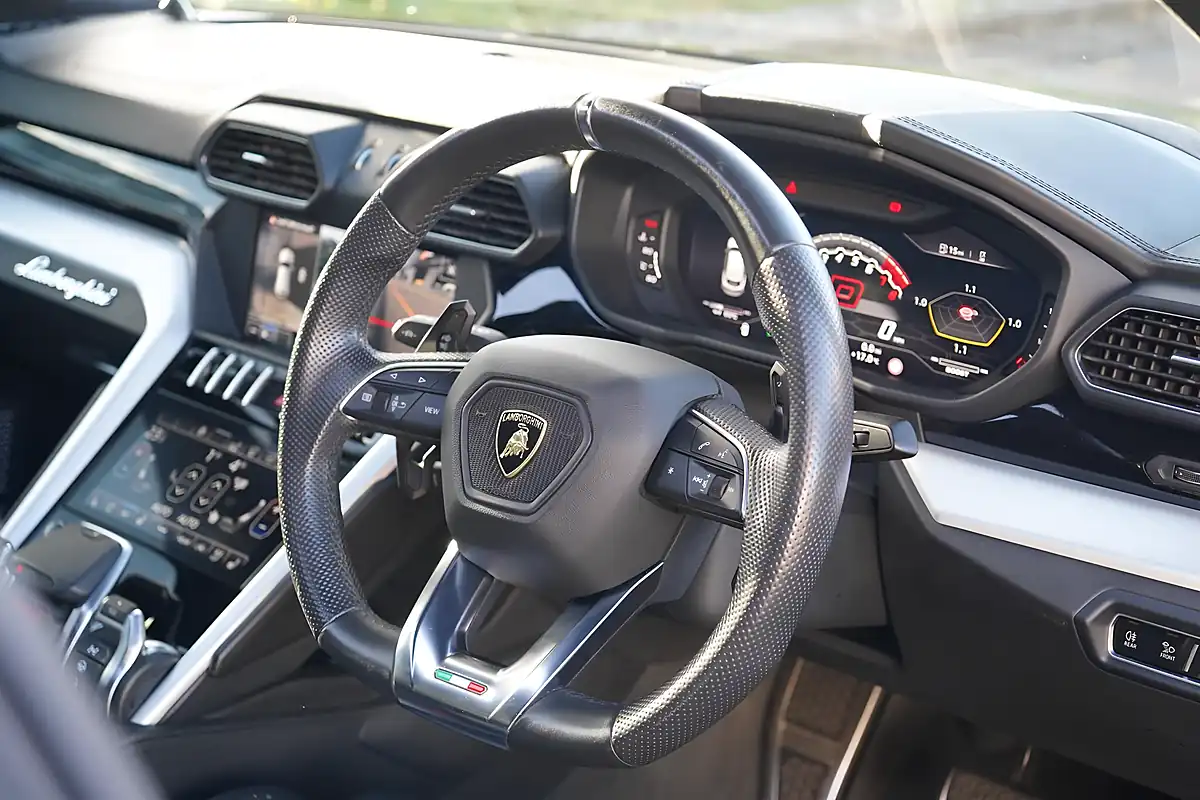Used 2019 Lamborghini Urus Black - Interior and Exterior details 10