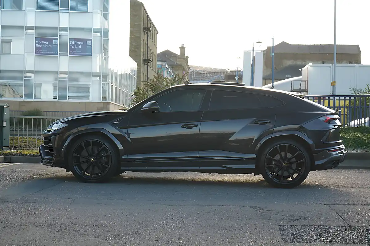 Used 2019 Lamborghini Urus Black - Interior and Exterior details 8