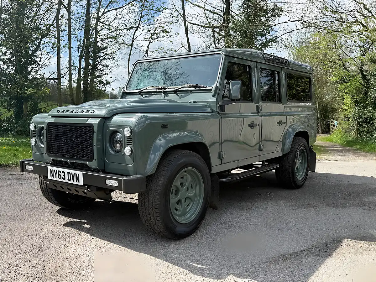 Used 2019 Land Rover Defender 110 Xs Station Wagon Keswick Green - Interior and Exterior details 10