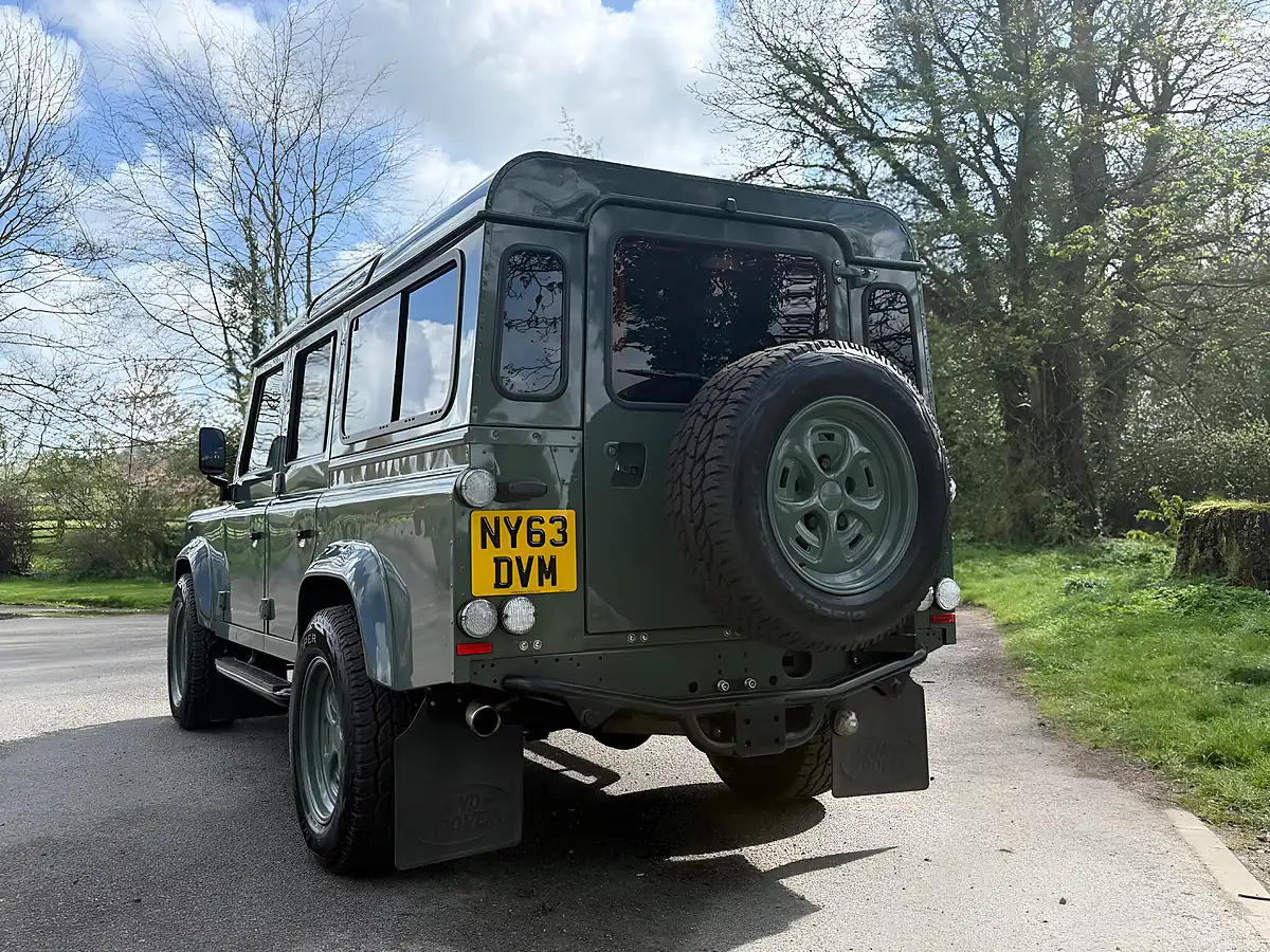 Used 2019 Land Rover Defender 110 Xs Station Wagon Keswick Green - Interior and Exterior details 11