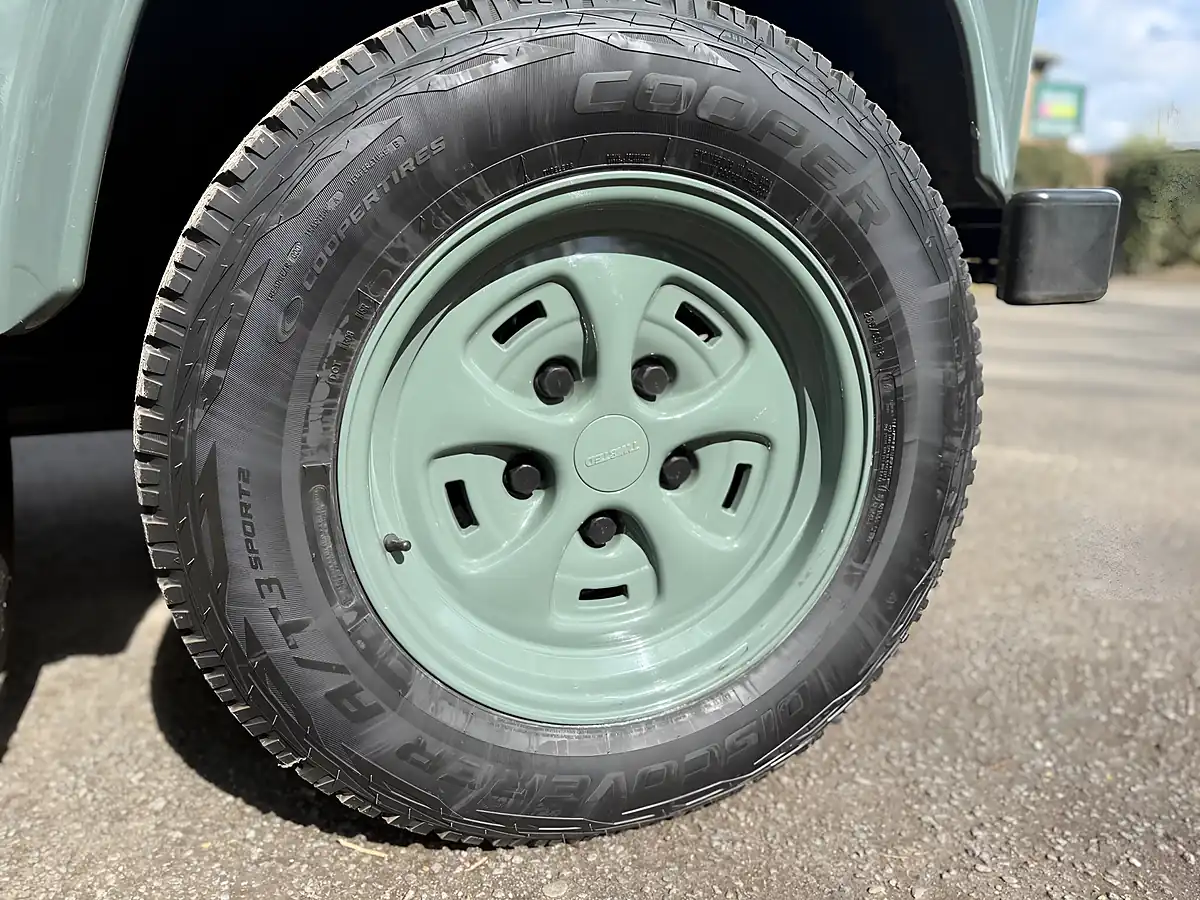 Used 2019 Land Rover Defender 110 Xs Station Wagon Keswick Green - Interior and Exterior details 12