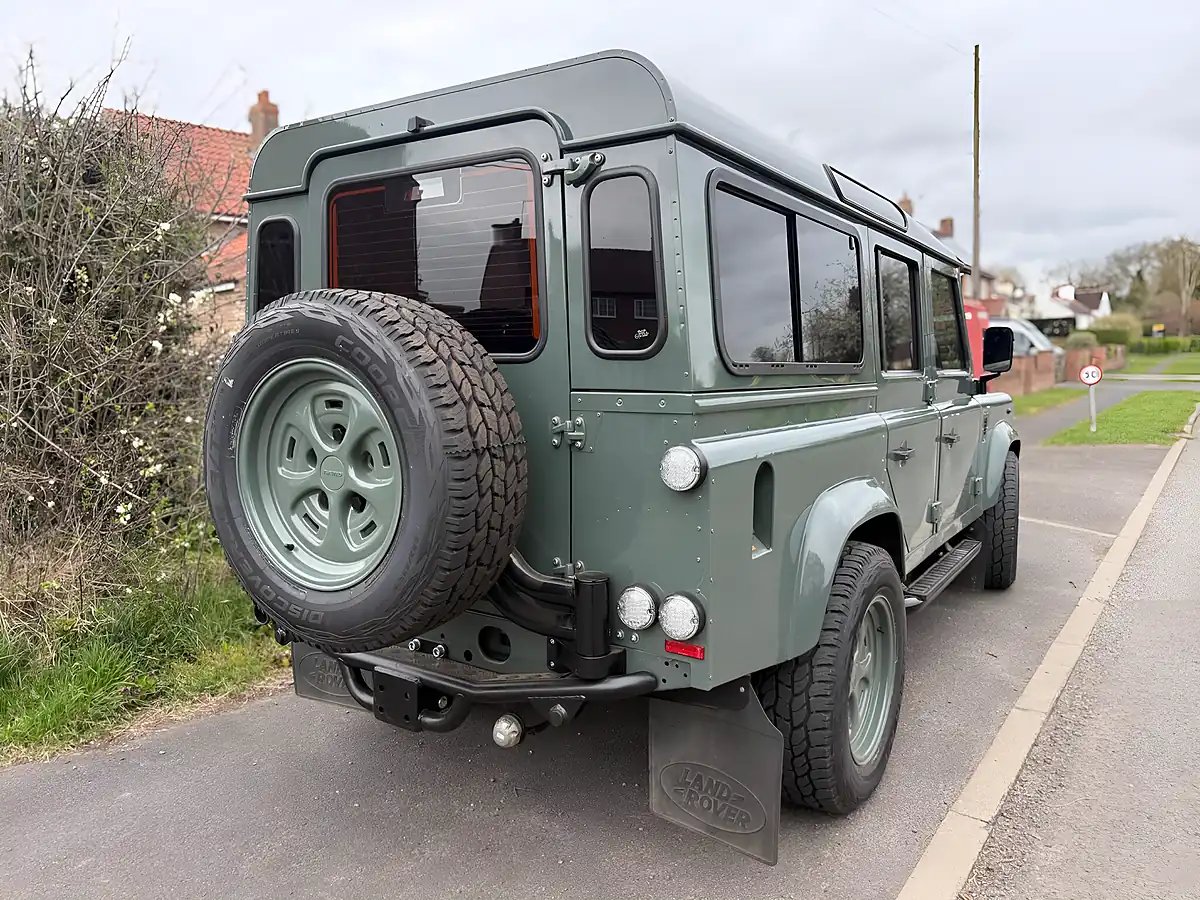 Used 2019 Land Rover Defender 110 Xs Station Wagon Keswick Green - Interior and Exterior details 17
