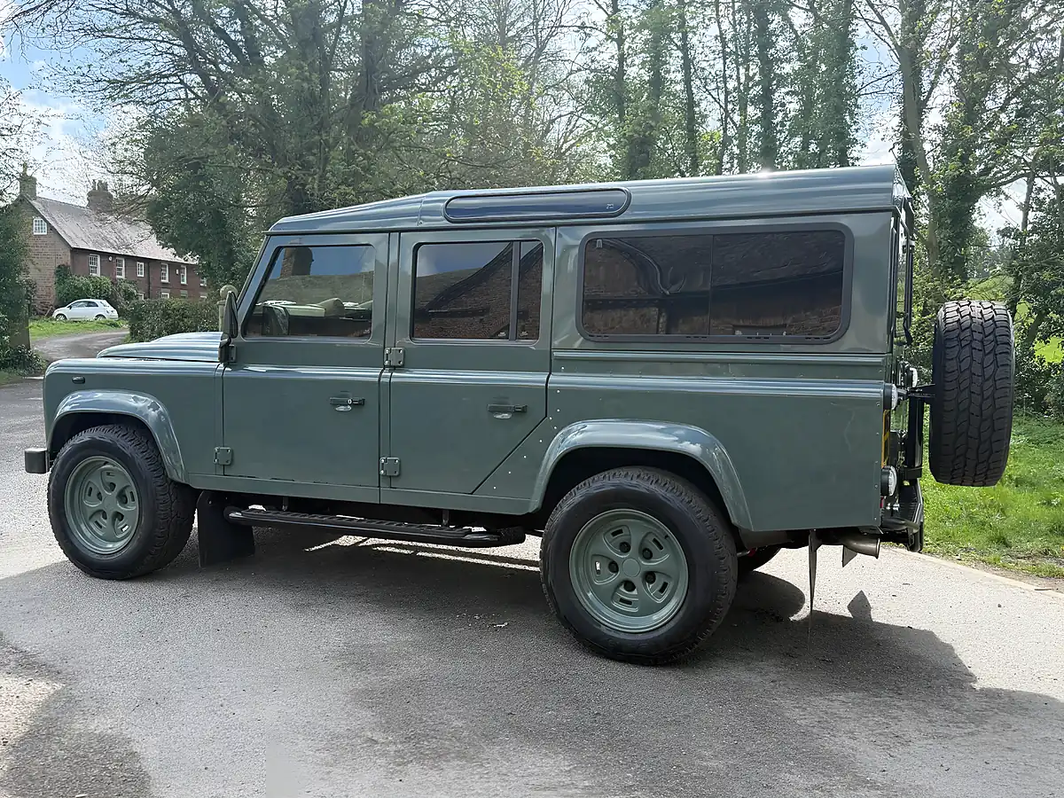 Used 2019 Land Rover Defender 110 Xs Station Wagon Keswick Green - Interior and Exterior details 6