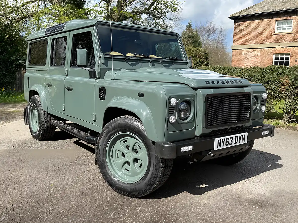 Used 2019 Land Rover Defender 110 Xs Station Wagon Keswick Green - Interior and Exterior details 7