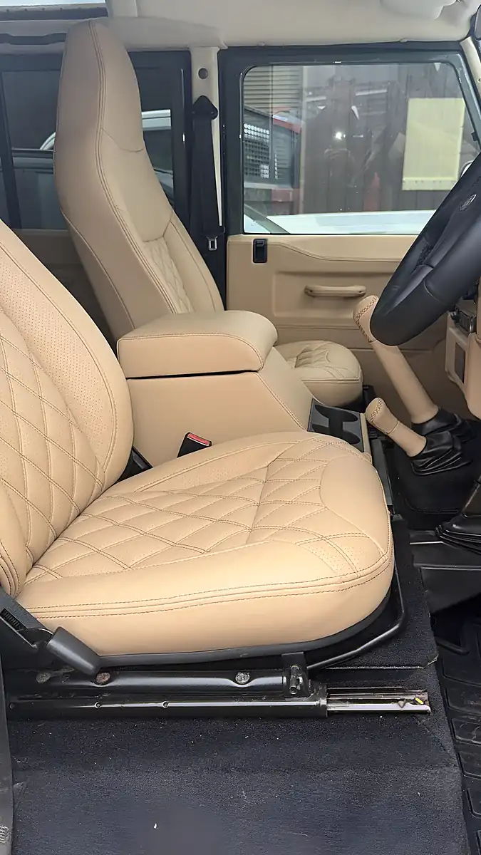 Used 2019 Land Rover Defender 110 Xs Station Wagon Keswick Green - Interior and Exterior details 8